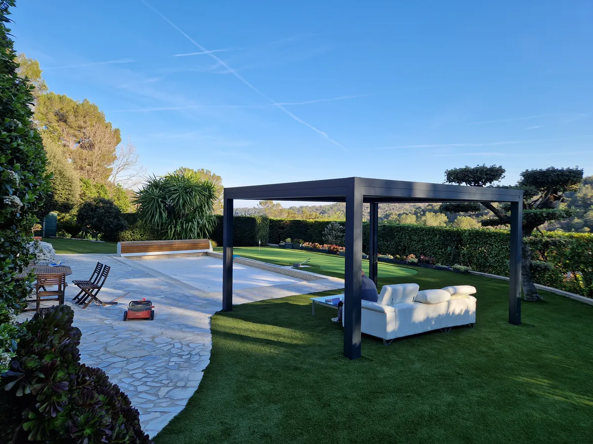 Pergola bioclimatique aluminium autoportante avec salon de jardin et piscine à Valbonne